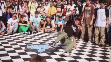 breakdancer akrobatik stunts yapmak 