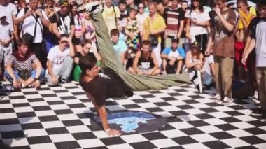  breakdancer ellerde dönüm yapmak