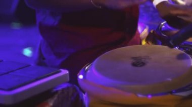 adam sahnede davul çalmak