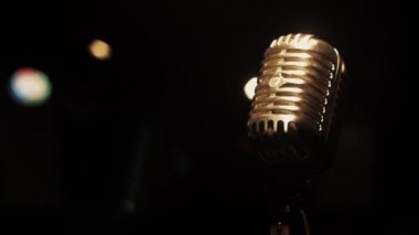 Konser metal mikrofon boş retro club aşamasında kalsın. Sahne ışıkları.