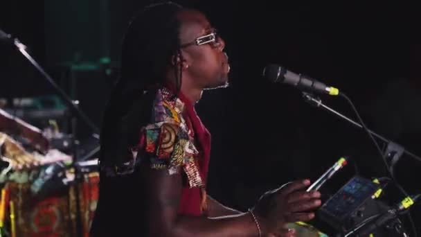 Moskau, russland - 9. august 2015: african man play electro bongo — Stockvideo