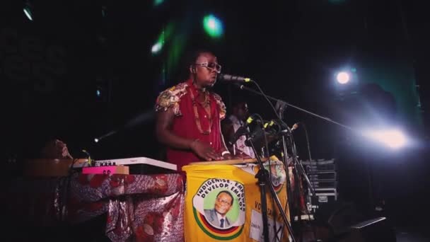 MOSCA, RUSSIA - 9 AGOSTO 2015: l'uomo africano suona electro bongo — Video Stock