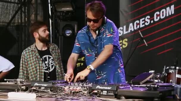 DJ girando en el tocadiscos — Vídeos de Stock