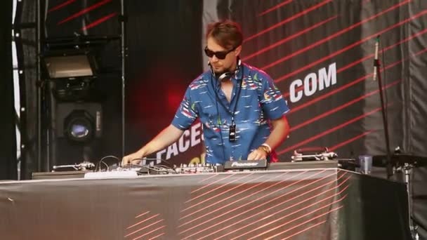 DJ girando en el tocadiscos — Vídeo de stock