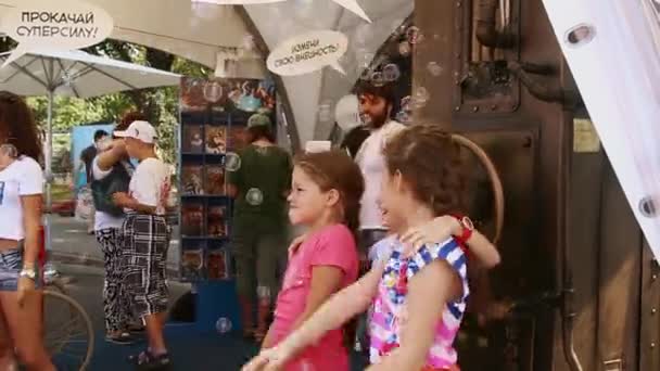 Дети играют с мыльными пузырями — стоковое видео