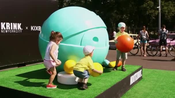 Kinderen spelen met ballen op Festival — Stockvideo