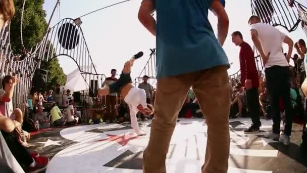 Pojkar dans breakdance — Stockvideo