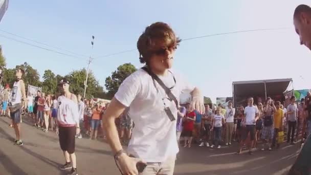 Yaz festivalinde erkek dans — Stok video