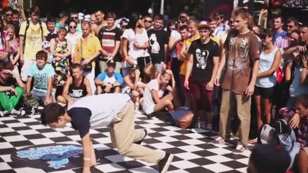 Breakdancer zrobić akrobyczne akrobacje — Wideo stockowe