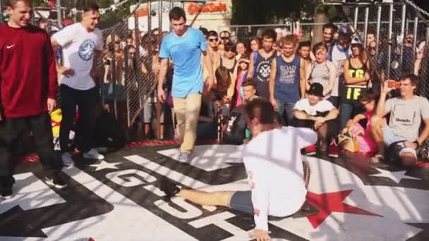 Breakdancer dans serbest — Stok video