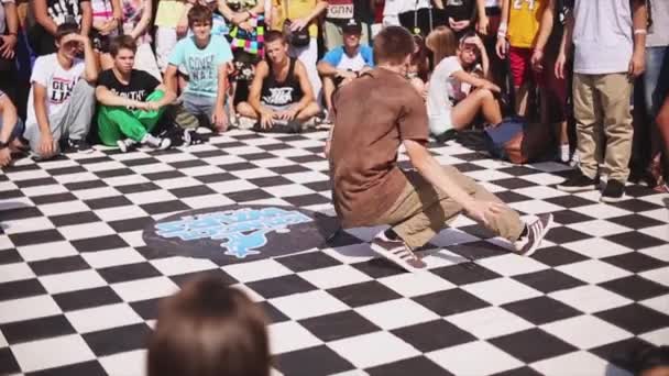 Breakdancer hacer acrobáticos movimientos de estilo libre — Vídeo de stock