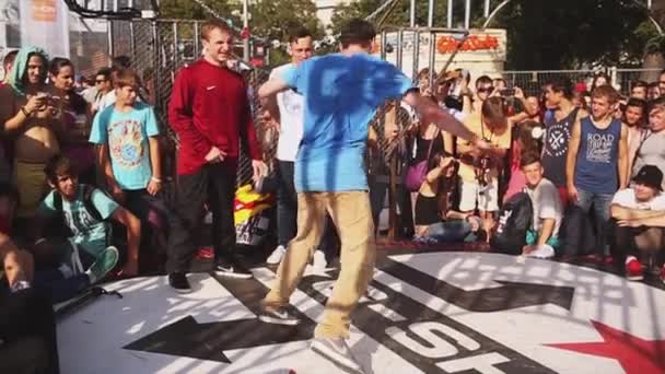 Breakdancer Dance på sommaren Challenge — Stockvideo