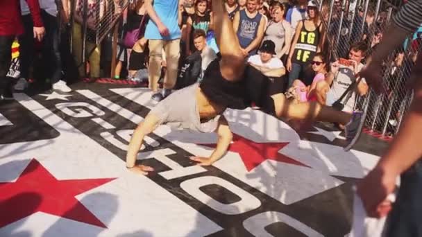 Breakdancer hacer acrobacias acrobáticas — Vídeo de stock