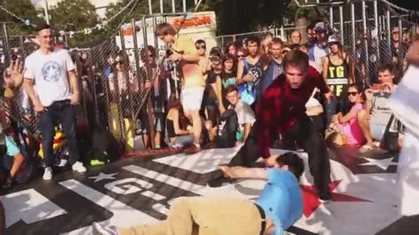 Breakdancers akrobatik stunts yapmak — Stok video