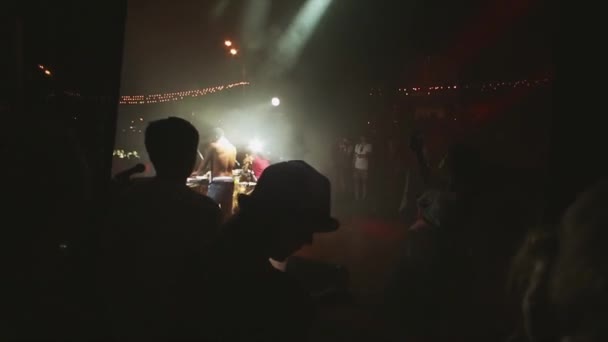Чоловіки виступають на сцені — стокове відео