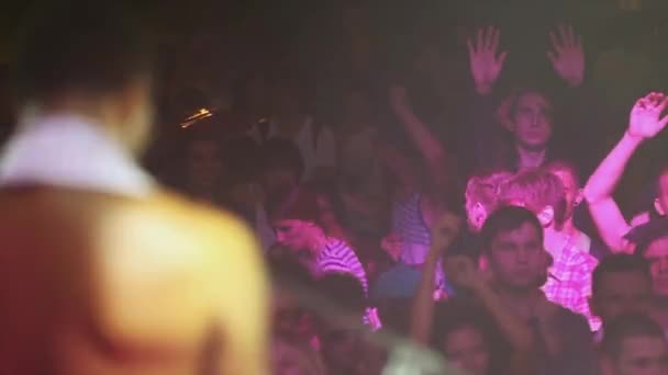 Dj che gira al giradischi sulla festa — Video Stock