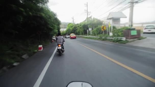 Всадник на скутере — стоковое видео