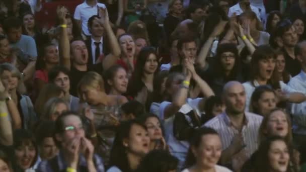 Веселые люди на летнем концерте — стоковое видео