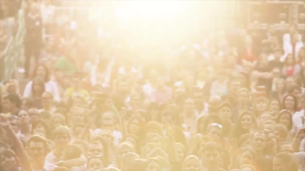 Animando a la gente en el concierto en vivo de verano — Vídeos de Stock