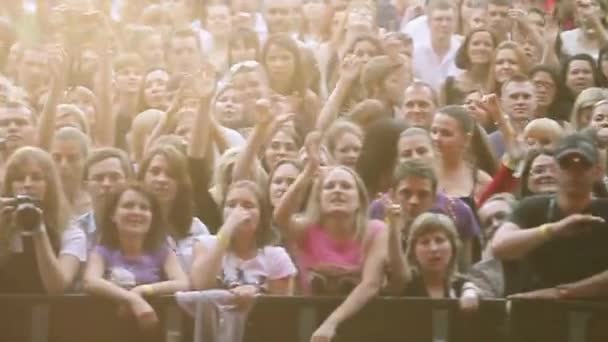 Danse les gens sur concert live d'été — Video