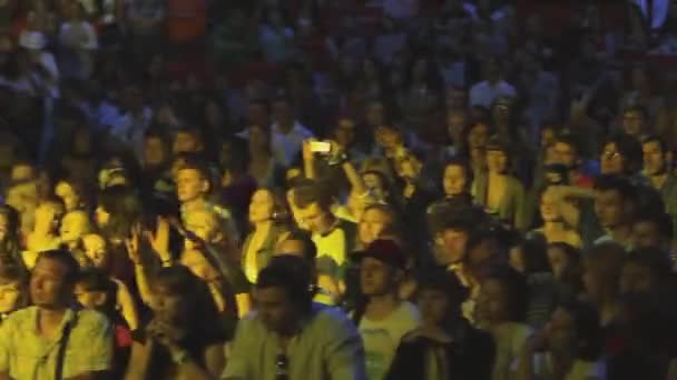 People cheering on summer live concert. — Stock Video