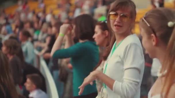 Mädchen beim Sommerkonzert — Stockvideo