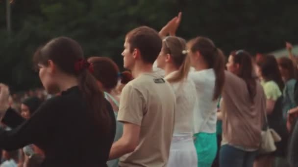 Fille dansant au concert live d'été — Video