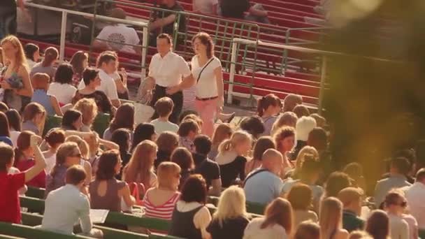 Gente sentada en el estadio — Vídeos de Stock