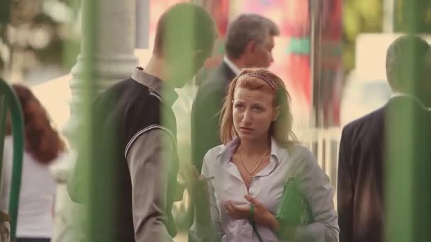 Cosas hombre poner en pulsera verde en la mano de la chica — Vídeos de Stock
