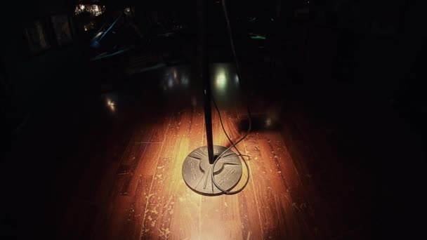Συναυλία vintage μικρόφωνο διαμονή στη σκηνή σε κλειστό μπαρ κάτω από τα φώτα της δημοσιότητας. — Αρχείο Βίντεο