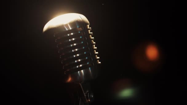 Vista del micrófono de metal de concierto permanecer en el escenario en el club vacío bajo el foco — Vídeo de stock