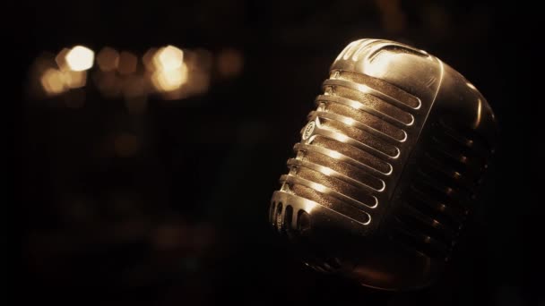Concert microfoon staan op het podium in lege retro club. Schijnwerpers. Vintage — Stockvideo