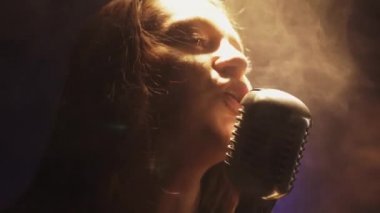 Scrubwoman eldiven vintage mikrofon club sahnede şarkı. Spot ışık