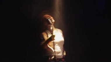 Scrubwoman eldiven Sahne Alanı'nda vintage mikrofon şarkı. Çılgın dans. Toz ol