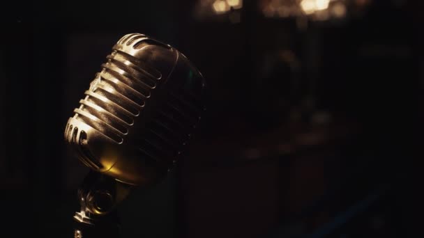 Concert microphone rester sur scène sous les projecteurs. Scrubwoman plein sur pied de barre . — Video