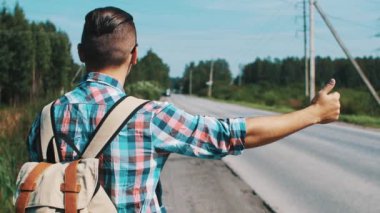 Sırt çantası ile çocuk fiyatına yan yola yaz eskiden yumruk kadar. Otostop