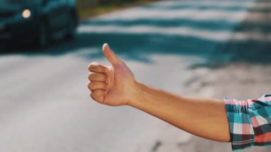 Genç çocuk yola yaz gün otostop. Yukarı başparmak. Ulaşım. Arabalar