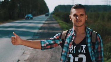 Genç çocuk yola yaz gün otostop. Turist. Yukarı başparmak. Ulaşım