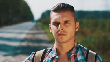 Yaz güneşli bir günde yola otostop harita genç çocuk. Araba durur. Yukarı başparmak.