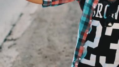 Yaz güneşli bir günde yola otostop harita genç çocuk. Gezgin. Yukarı başparmak.