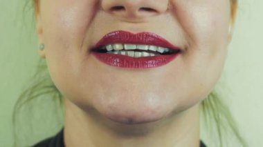 Kadın kırmızı merhem ile hava öpücük kamera göster. Ağız. Maymun oynamak. Yüz.