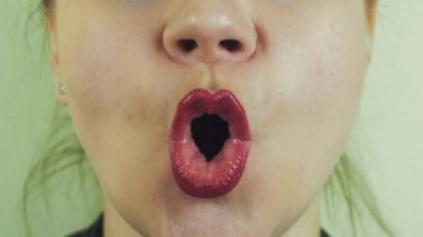 Kırmızı pomad kadınla ön kamera şarkı. Ağız. Diş. Sesli harfler telaffuz