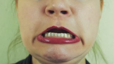 Kırmızı pomad kadınla ön kamera komik surat olun. Maymun oynamak. Duygu
