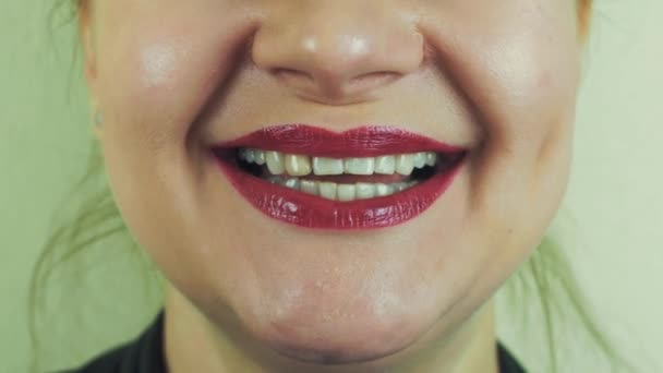 红色浮雕的女人做有趣的面孔照相机。嘴。牙齿。情绪. — 图库视频影像
