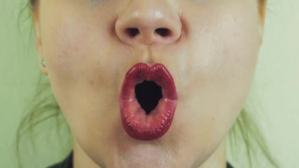 Femme avec pommade rouge chanter chanson devant la caméra. La bouche. Des dents. Prononcer des voyelles — Video