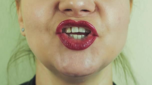 Mujer con pomada roja en los labios cantar canción en la cámara frontal. Boca. Dientes. Cara — Vídeos de Stock