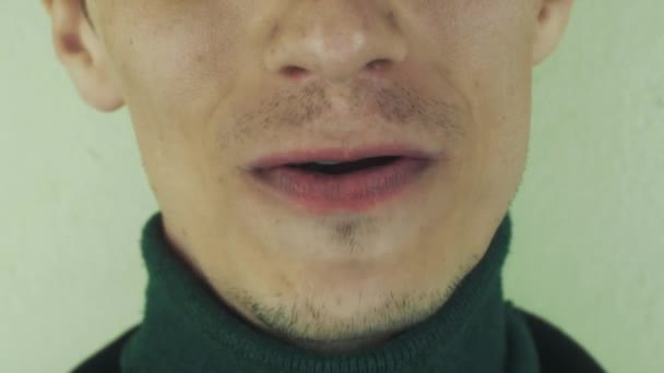 L'homme prononce des mots devant la caméra. La bouche. Des dents. Souris. Bristle. Afficher la langue — Video