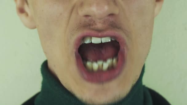 L'homme chante bruyamment devant la caméra. La bouche. Des dents. Souris. Bristle. Émotions — Video