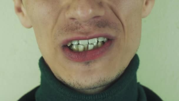 Yetişkin adam ön kamera kelimeleri telaffuz. Ağız. Diş. Kıl. Dilini göster — Stok video