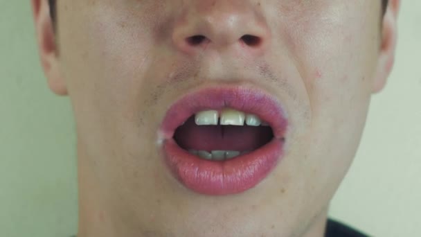 Jeune homme chanter chanson prononcer des mots devant la caméra. La bouche ouverte. Dents . — Video